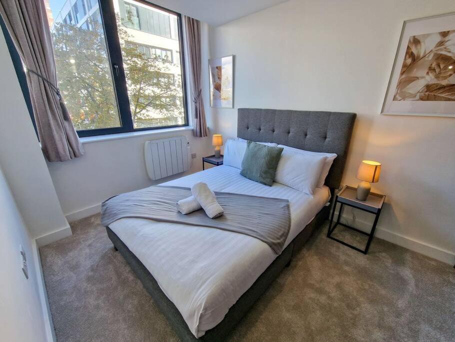 Free Parking: Old Trafford Apartment 맨체스터 외부 사진