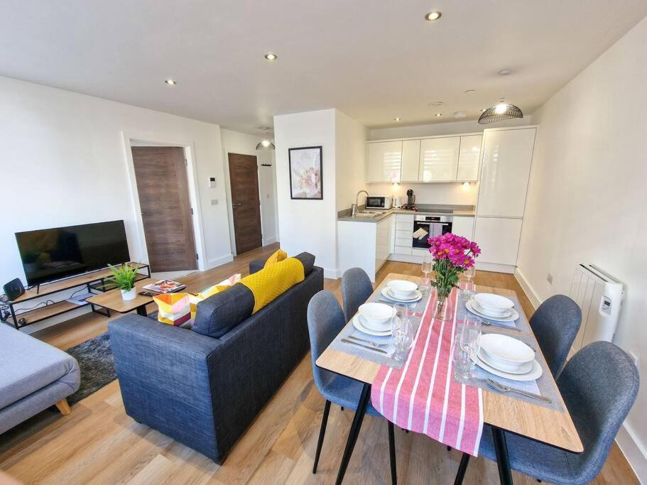 Free Parking: Old Trafford Apartment 맨체스터 외부 사진