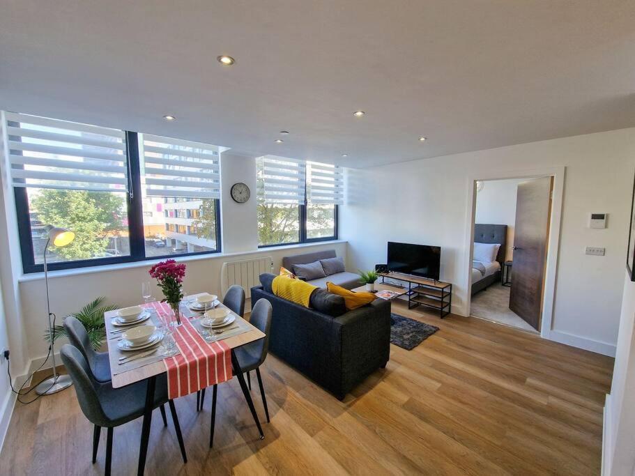 Free Parking: Old Trafford Apartment 맨체스터 외부 사진