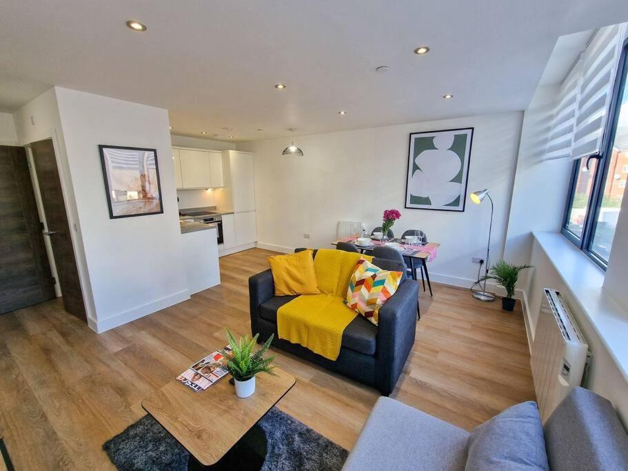 Free Parking: Old Trafford Apartment 맨체스터 외부 사진